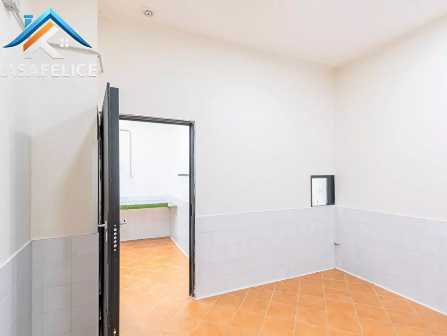 Immagine 11 di Locale commerciale in vendita  in via Manzoni 97/99 a San Giorgio A Cremano