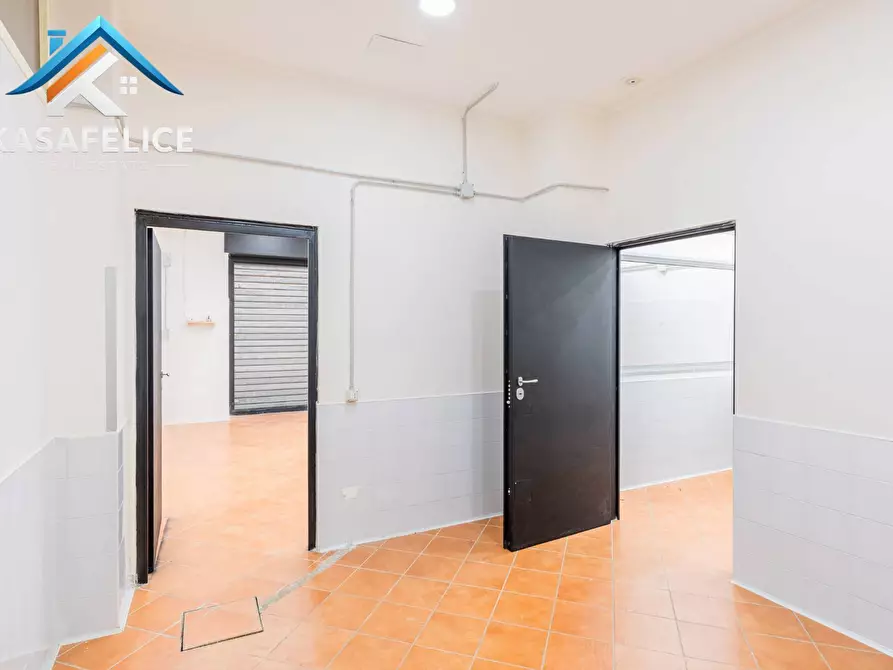 Immagine 13 di Locale commerciale in vendita  in via Manzoni 97/99 a San Giorgio A Cremano