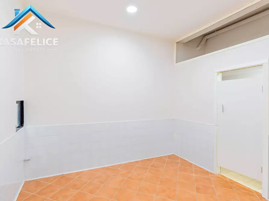 Immagine 15 di Locale commerciale in vendita  in via Manzoni 97/99 a San Giorgio A Cremano