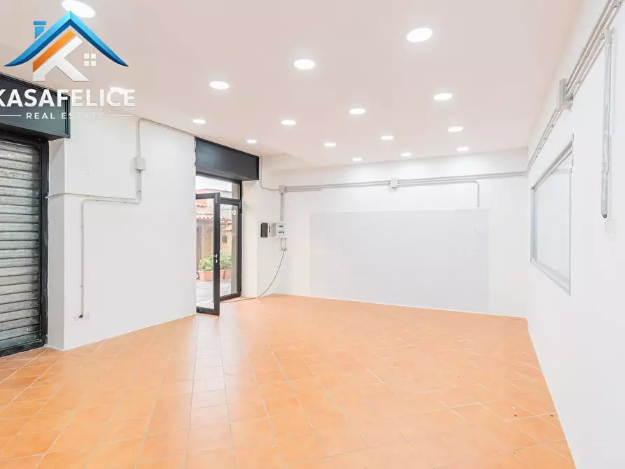 Immagine 18 di Locale commerciale in vendita  in via Manzoni 97/99 a San Giorgio A Cremano