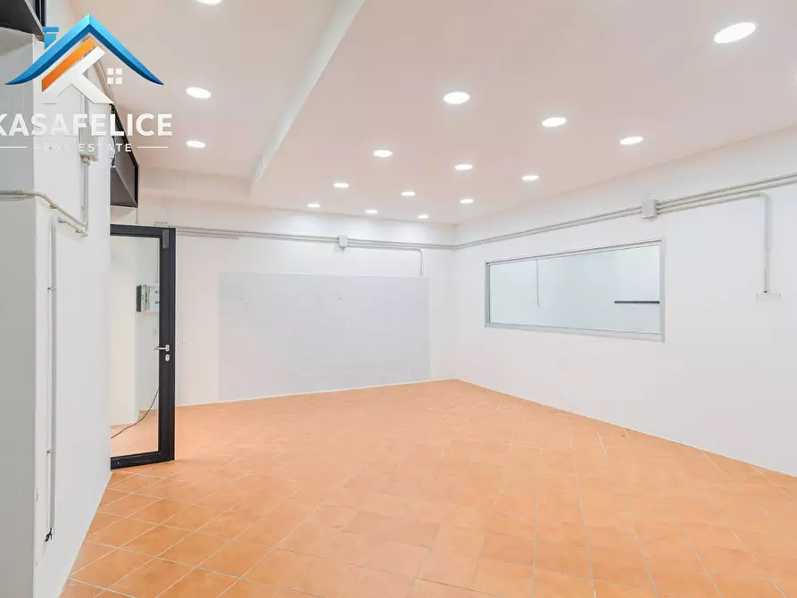 Immagine 19 di Locale commerciale in vendita  in via Manzoni 97/99 a San Giorgio A Cremano