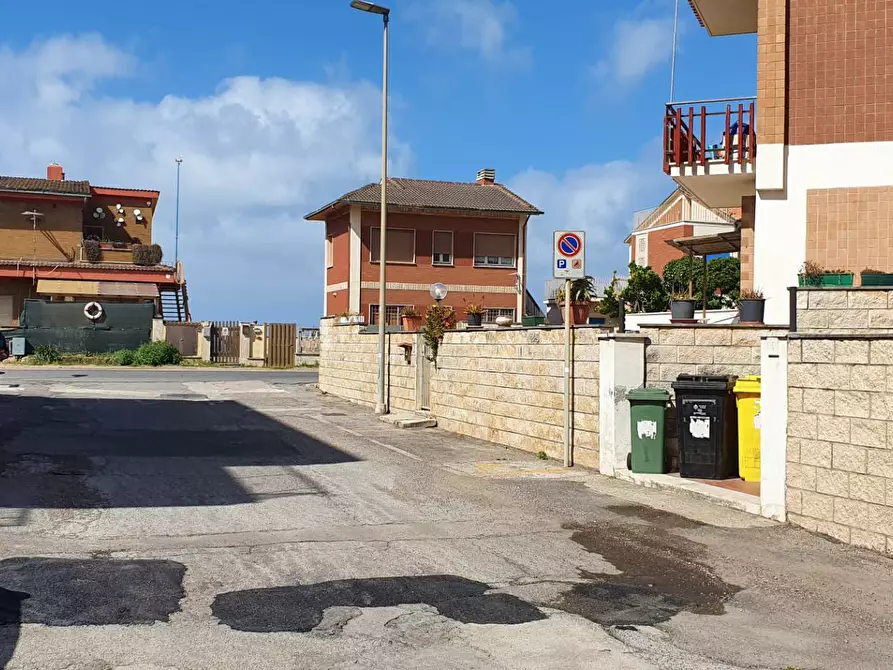 Immagine 1 di Box auto in vendita  in Via Sofia 2 a Pomezia