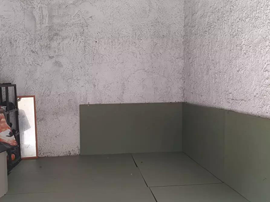 Immagine 2 di Box auto in vendita  in Via Sofia 2 a Pomezia