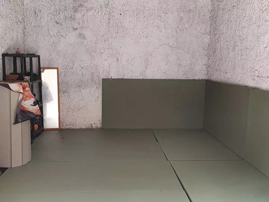 Immagine 4 di Box auto in vendita  in Via Sofia 2 a Pomezia