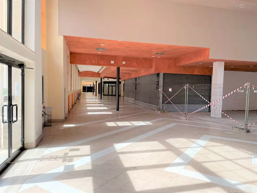 Immagine 2 di Locale commerciale in affitto  in Via dei Romagnoli 515 a Roma