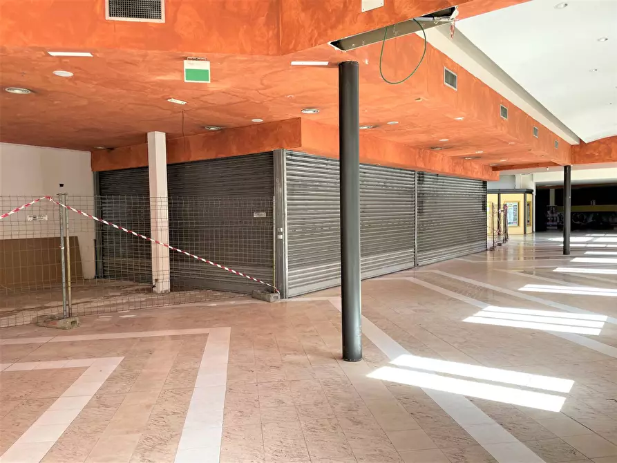 Immagine 5 di Locale commerciale in affitto  in Via dei Romagnoli 515 a Roma