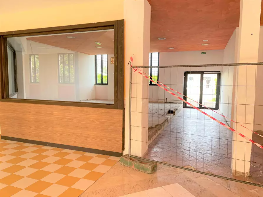 Immagine 17 di Locale commerciale in affitto  in Via dei Romagnoli 515 a Roma