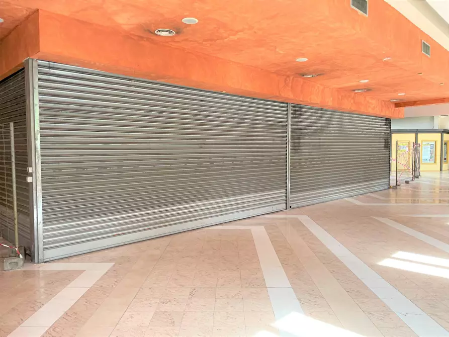 Immagine 6 di Locale commerciale in affitto  in Via dei Romagnoli 515 a Roma