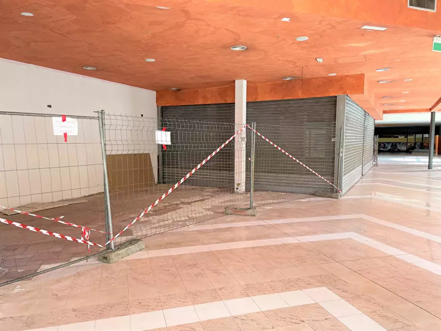 Immagine 7 di Locale commerciale in affitto  in Via dei Romagnoli 515 a Roma