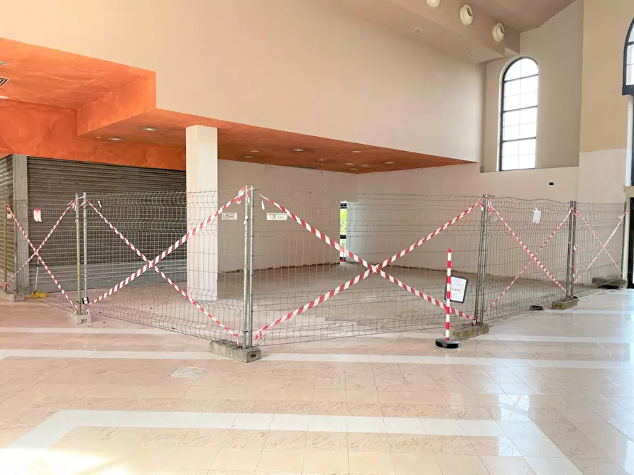 Immagine 16 di Locale commerciale in affitto  in Via dei Romagnoli 515 a Roma