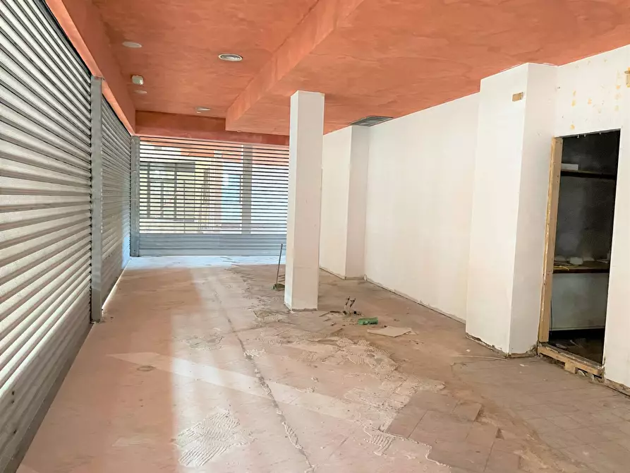 Immagine 15 di Locale commerciale in affitto  in Via dei Romagnoli 515 a Roma