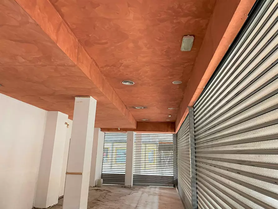 Immagine 13 di Locale commerciale in affitto  in Via dei Romagnoli 515 a Roma