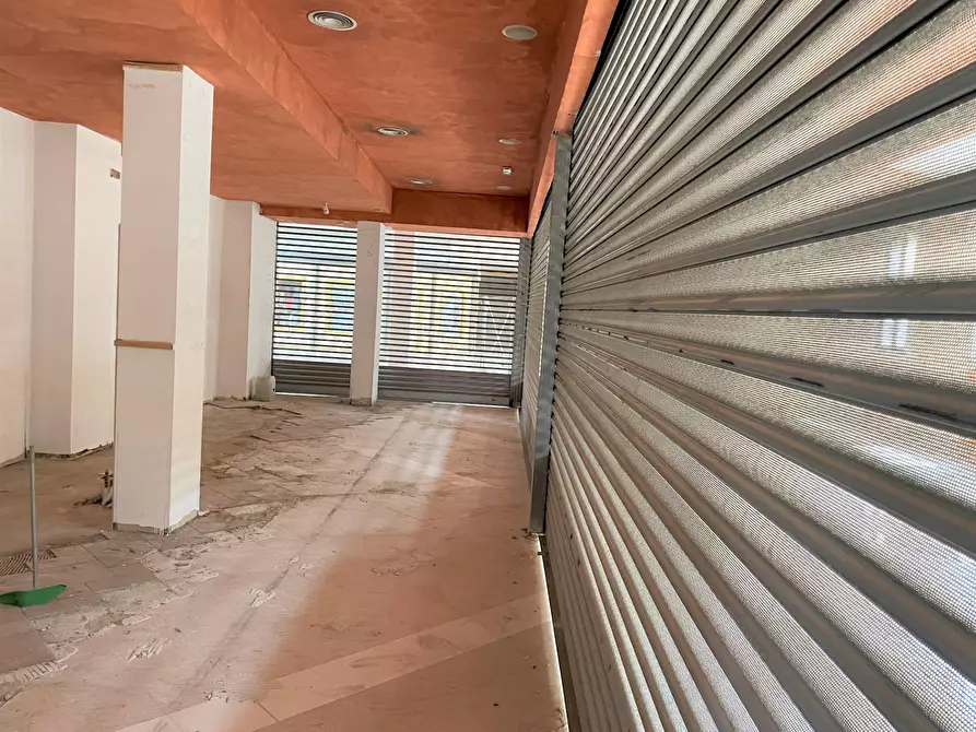 Immagine 14 di Locale commerciale in affitto  in Via dei Romagnoli 515 a Roma