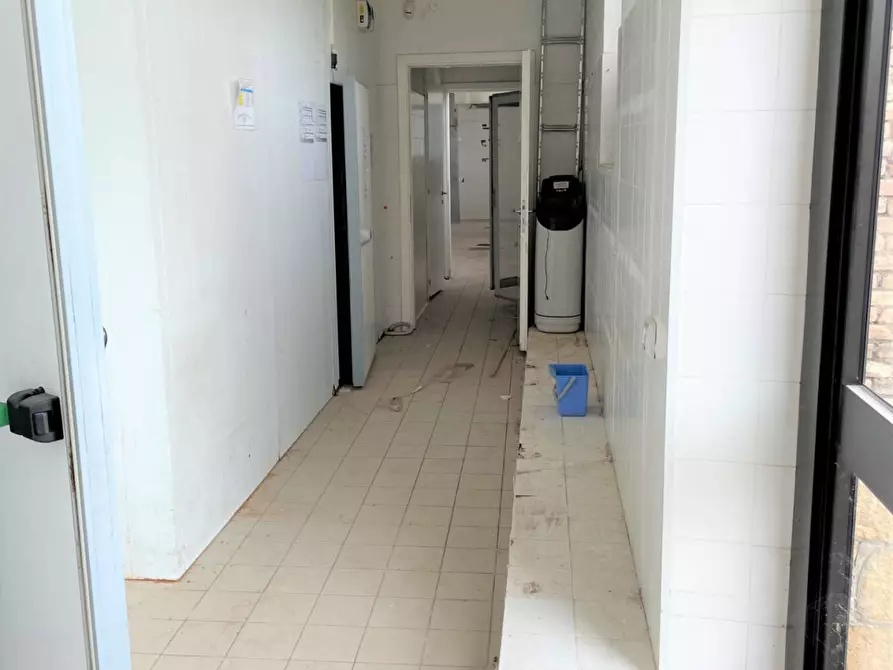 Immagine 20 di Locale commerciale in affitto  in Via dei Romagnoli 515 a Roma