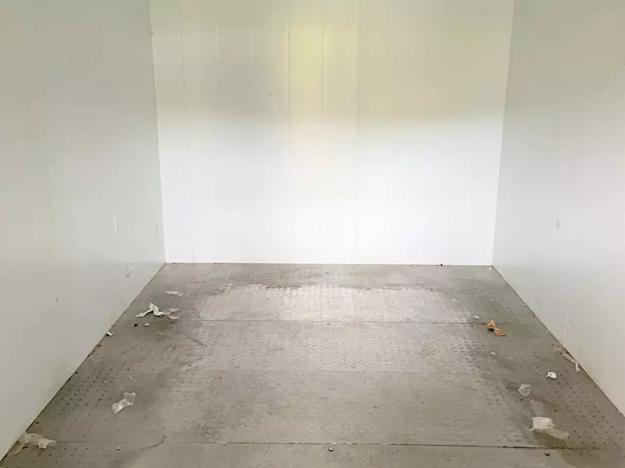 Immagine 21 di Locale commerciale in affitto  in Via dei Romagnoli 515 a Roma