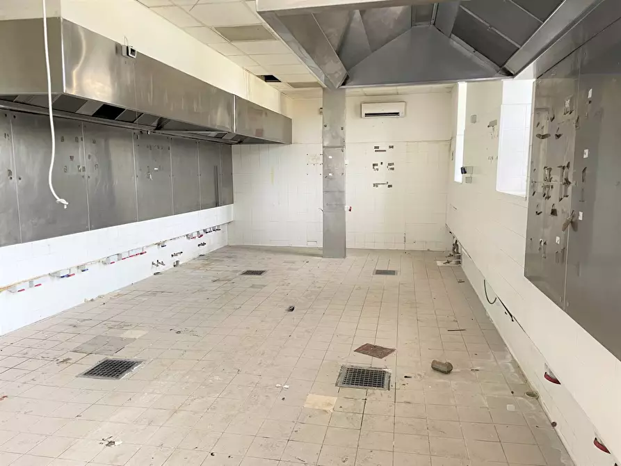 Immagine 23 di Locale commerciale in affitto  in Via dei Romagnoli 515 a Roma