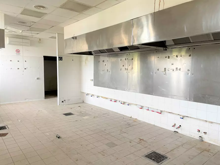 Immagine 24 di Locale commerciale in affitto  in Via dei Romagnoli 515 a Roma