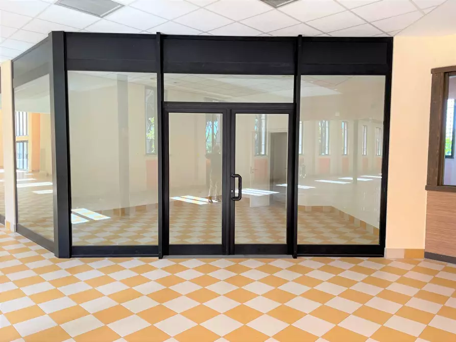 Immagine 2 di Locale commerciale in affitto  in Via dei Romagnoli 515 a Roma