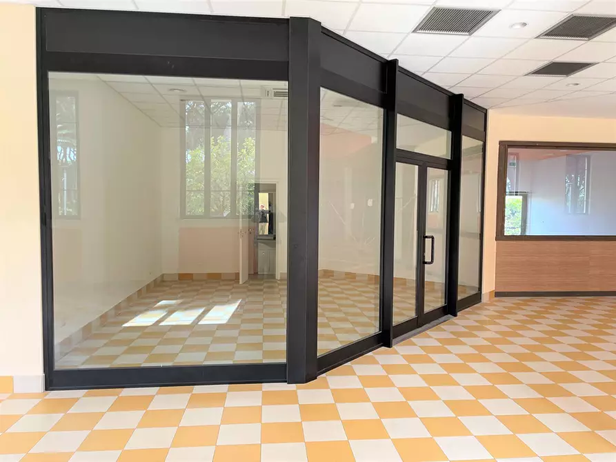 Immagine 3 di Locale commerciale in affitto  in Via dei Romagnoli 515 a Roma