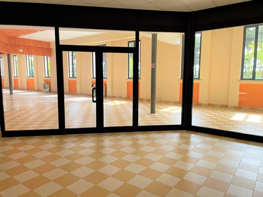 Immagine 1 di Locale commerciale in affitto  in Via dei Romagnoli 515 a Roma