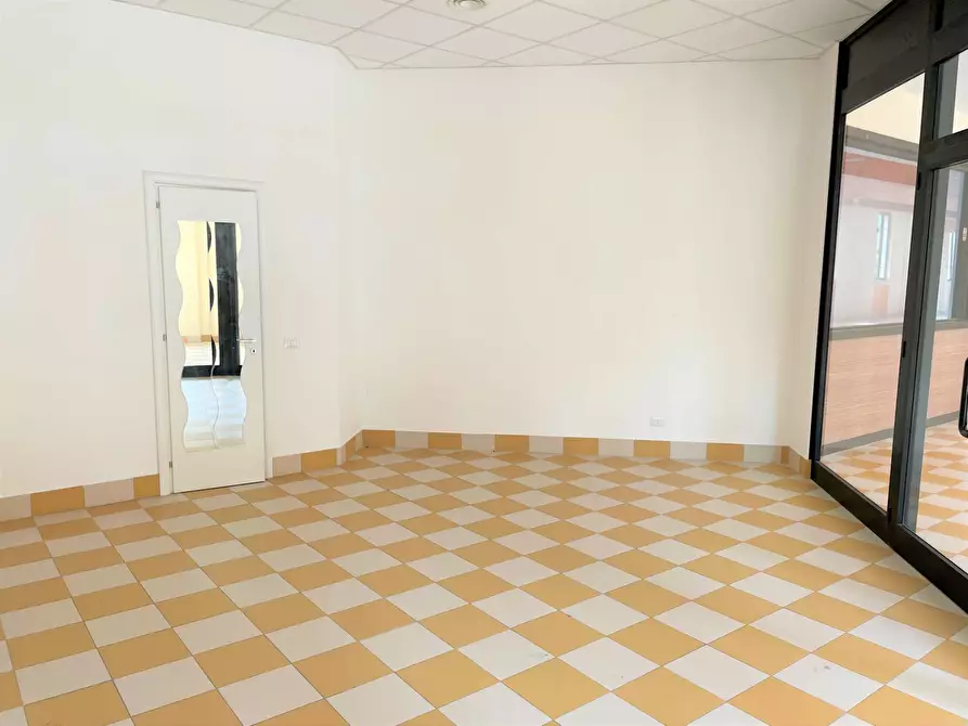 Immagine 7 di Locale commerciale in affitto  in Via dei Romagnoli 515 a Roma