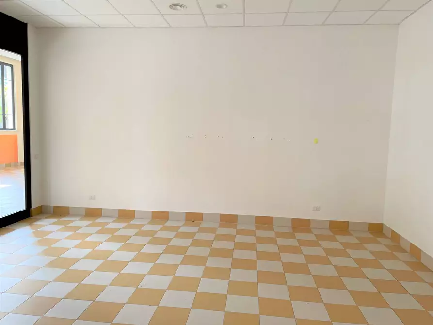 Immagine 5 di Locale commerciale in affitto  in Via dei Romagnoli 515 a Roma