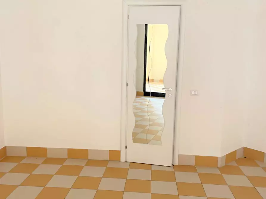 Immagine 6 di Locale commerciale in affitto  in Via dei Romagnoli 515 a Roma