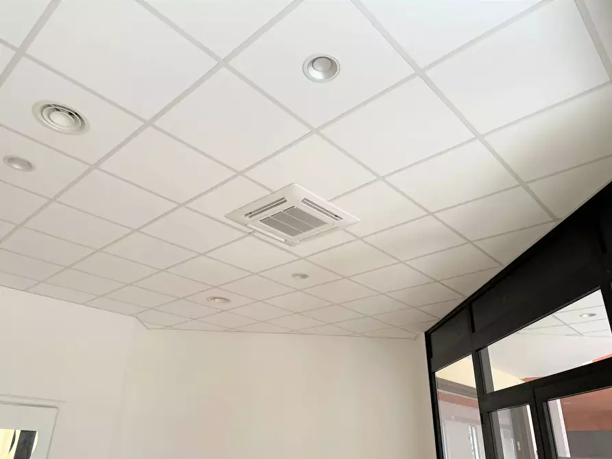 Immagine 8 di Locale commerciale in affitto  in Via dei Romagnoli 515 a Roma