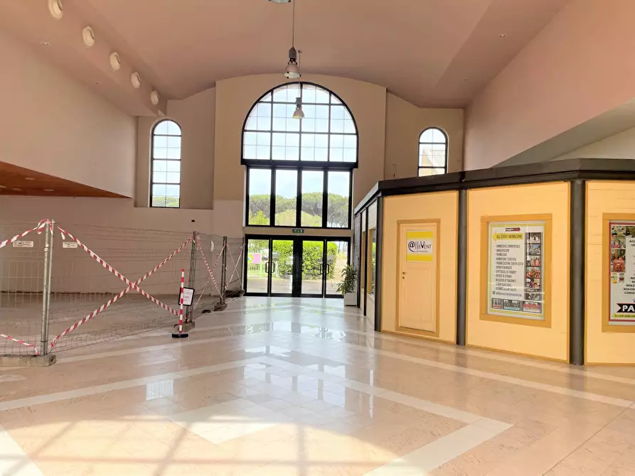 Immagine 9 di Locale commerciale in affitto  in Via dei Romagnoli 515 a Roma