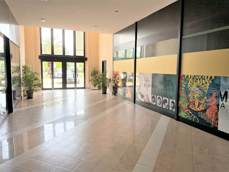 Immagine 2 di Locale commerciale in affitto  in Via dei Romagnoli 515 a Roma