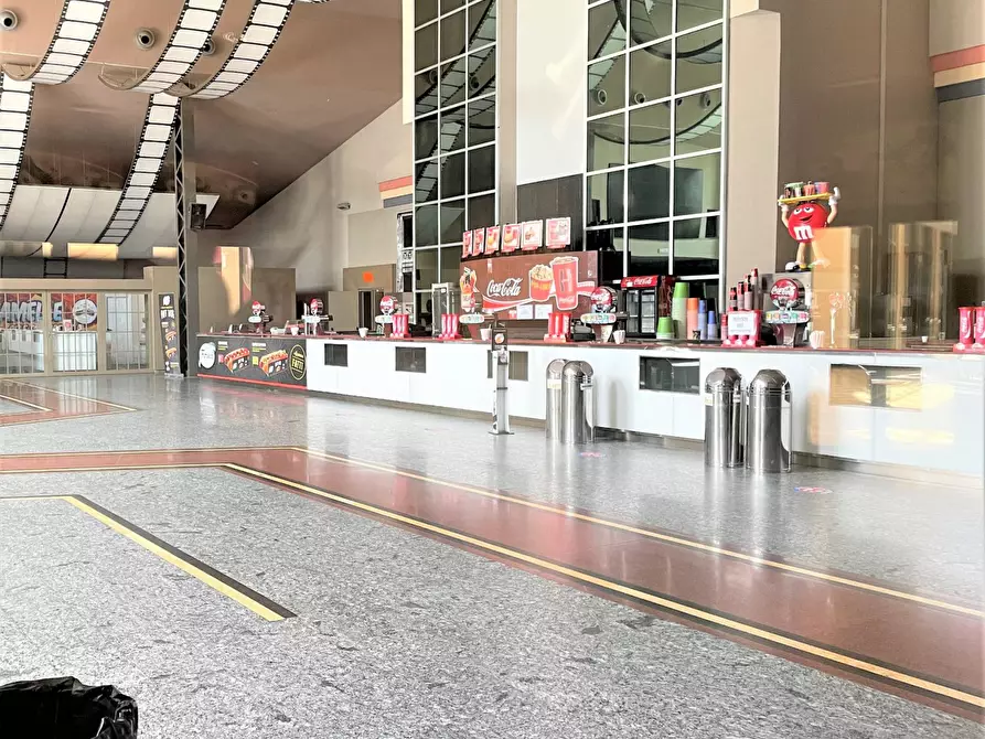 Immagine 7 di Locale commerciale in affitto  in Via dei Romagnoli 515 a Roma