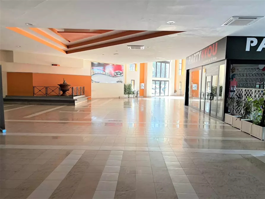 Immagine 11 di Locale commerciale in affitto  in Via dei Romagnoli 515 a Roma