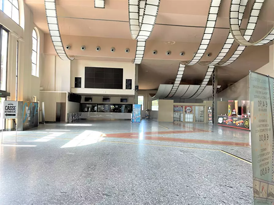 Immagine 28 di Locale commerciale in affitto  in Via dei Romagnoli 515 a Roma