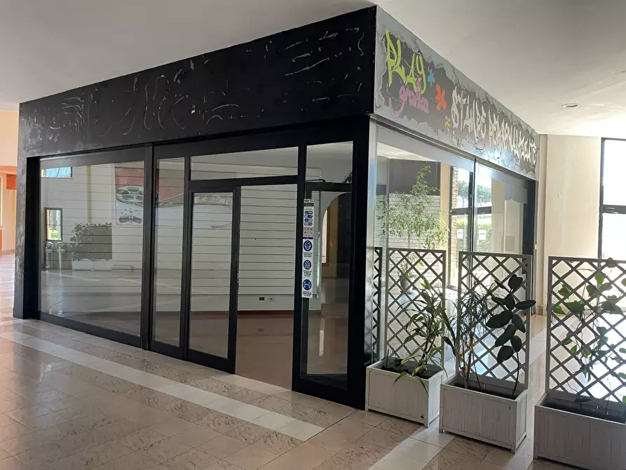 Immagine 4 di Locale commerciale in affitto  in Via  dei Romagnoli 515 a Roma