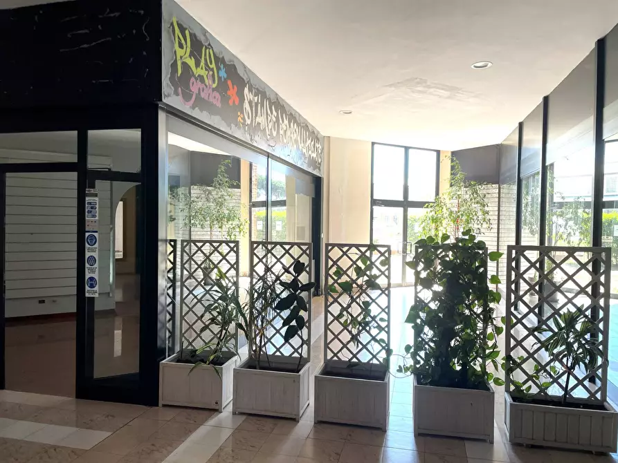 Immagine 5 di Locale commerciale in affitto  in Via  dei Romagnoli 515 a Roma