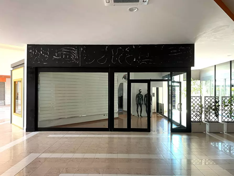 Immagine 3 di Locale commerciale in affitto  in Via  dei Romagnoli 515 a Roma