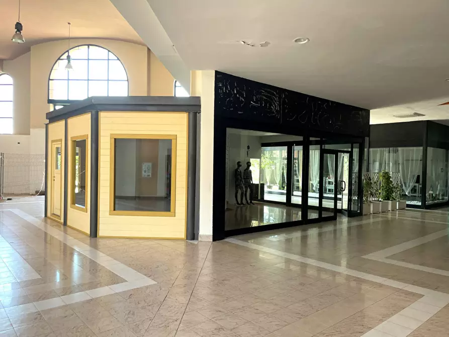 Immagine 2 di Locale commerciale in affitto  in Via  dei Romagnoli 515 a Roma