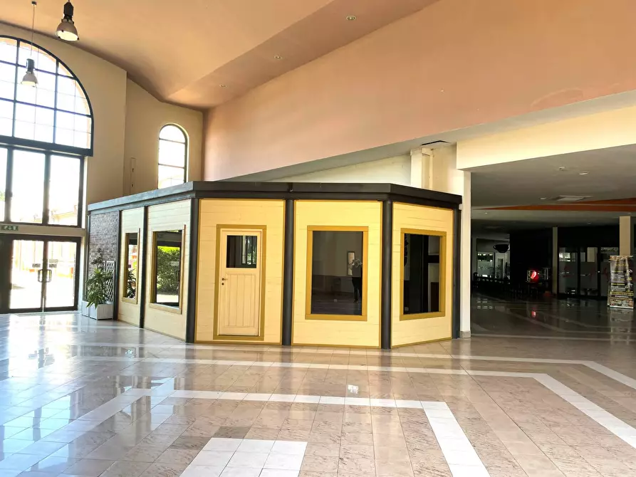 Immagine 1 di Locale commerciale in affitto  in Via  dei Romagnoli 515 a Roma