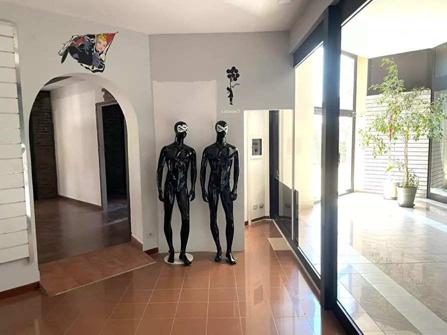 Immagine 6 di Locale commerciale in affitto  in Via  dei Romagnoli 515 a Roma