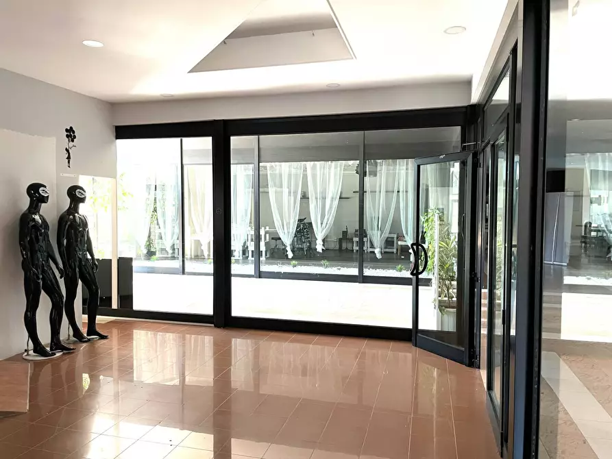 Immagine 8 di Locale commerciale in affitto  in Via  dei Romagnoli 515 a Roma