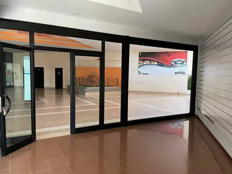 Immagine 9 di Locale commerciale in affitto  in Via  dei Romagnoli 515 a Roma