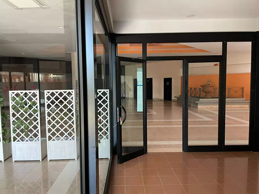 Immagine 10 di Locale commerciale in affitto  in Via  dei Romagnoli 515 a Roma