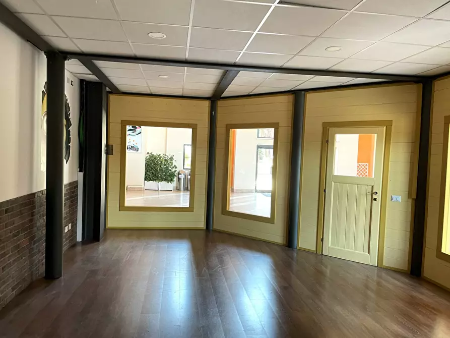 Immagine 12 di Locale commerciale in affitto  in Via  dei Romagnoli 515 a Roma