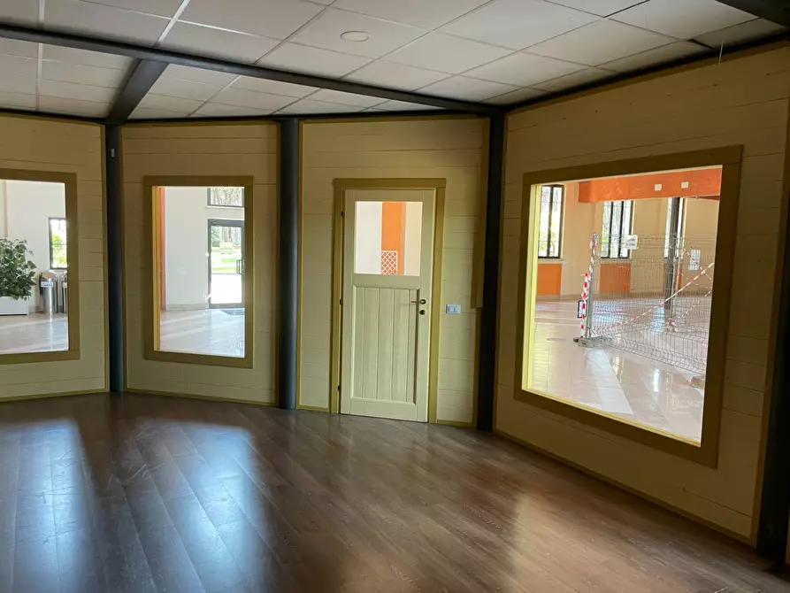 Immagine 13 di Locale commerciale in affitto  in Via  dei Romagnoli 515 a Roma