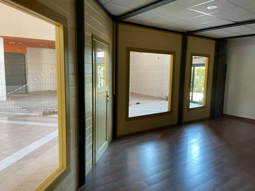 Immagine 15 di Locale commerciale in affitto  in Via  dei Romagnoli 515 a Roma