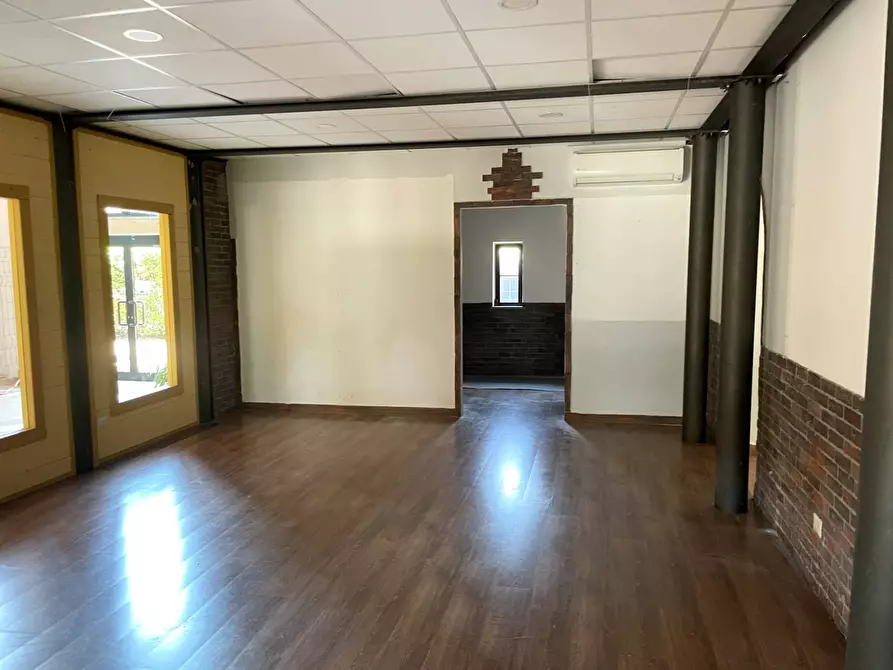 Immagine 16 di Locale commerciale in affitto  in Via  dei Romagnoli 515 a Roma