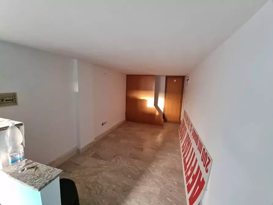 Immagine 5 di Locale commerciale in vendita  in Lungomare degli Ardeatini a Ardea