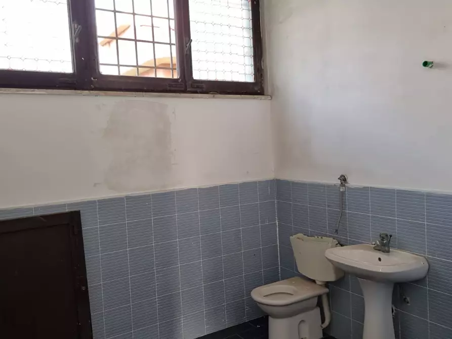 Immagine 8 di Locale commerciale in vendita  in Lungomare degli Ardeatini a Ardea