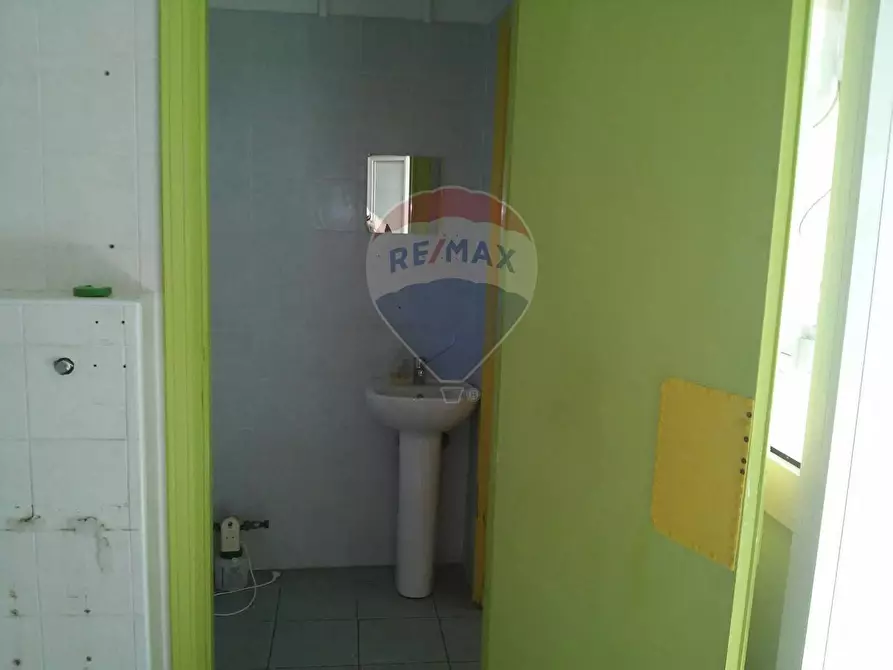 Immagine 8 di Negozio in affitto  in via Mar Rosso 227/229 a Roma