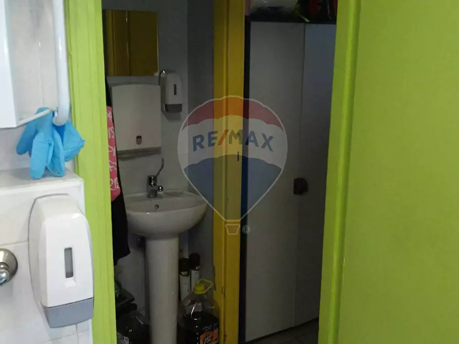 Immagine 9 di Negozio in affitto  in via Mar Rosso 227/229 a Roma